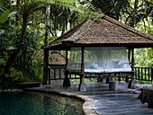 Pavillon an einem Teich im Wald; Bali, Indonesien