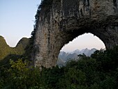 Natürlicher Bogen in den Bergen; Yangshuo, China