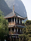 Traditionelles asiatisches Gebäude in einer Bergregion
