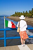 Tourist schaut auf Sandstrand; Puntarenas, Provinz Puntarenas, Costa Rica