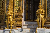 Statuen, die den Phra Mondop am Königlichen Großen Palast im Rattanakosin-Distrikt bewachen; Bangkok, Thailand