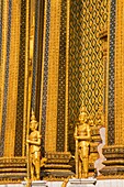 Statuen, die den Phra Mondop am Königlichen Großen Palast im Bezirk Rattanakosin bewachen; Bangkok, Thailand