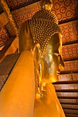 Liegender Buddha im Wat Pho-Tempel im Bezirk Rattanakosin; Bangkok, Thailand