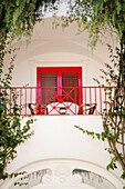 Tisch und Stühle auf dem Balkon; Capri, Italien