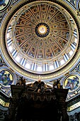 Berninis barocker Baldachin und Kuppel; Petersdom, Vatikanstadt, Rom, Italien