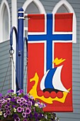 Norwegische Flagge in Puolsbo; Poulsbo, Bundesstaat Washington, USA