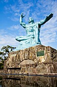 Friedensstatue von Seibo Kitamura im Friedenspark; Nagasaki, Region Kyushu, Japan