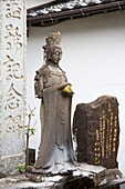 Skulptur im Tempel in der Nähe des Seifukuji-Tempels; Nagasaki, Kyushu-Region, Japan