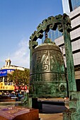 Glocke im Century Square an der East Nanjing Road; Shanghai, China
