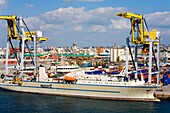 Schiff wird im Containerhafen beladen; Naha, Okinawa-Honto, Japan