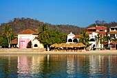 Santa Cruz Beach, Huatulco, Bundesstaat Oaxaca, Mexiko; Strandcafé am Strand