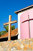 Kapelle von Santa Cruz, Huatulco, Bundesstaat Oaxaca, Mexiko; Kreuz vor der Kapelle