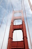 San Francisco, Kalifornien, Usa; Niedriger Blickwinkel der Golden Gate Bridge