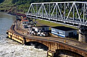 Miraflores-Schleusen, Panamakanal, Panama, Mittelamerika; Drehbrücke in Schleuse