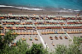 Spiaggia Grande, Positano, Amalfiküste, Italien; Luftaufnahme von Mittelmeerstrand und Meeresküste