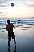 Puerto Vallarta, Mexiko; Junger Mann mit Ball am Strand