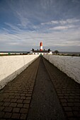 Leuchtturm am Ende eines Weges; Tyne And Wear, England