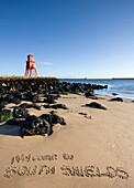 Groyne-Leuchtturm und nahegelegener Strand