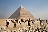 Touristen an der Pyramide