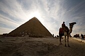 Touristen bei der Pyramide
