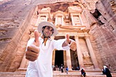 Mann gibt Daumen hoch bei Al Khazneh in Petra