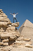 Mann stehend auf einem Teil einer Pyramide in der Wüste