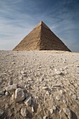 Eine Pyramide in der Wüste