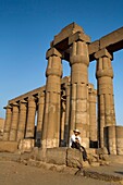 Mann im Luxor-Tempel