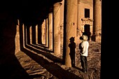 Mann neben königlichem Grabmal in Petra