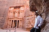 Ein Mann steht in der Nähe von Al Khazneh in Petra