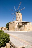 Eine große Windmühle