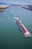 Großes Boot segelt durch das Wasser