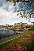 Das Empress Hotel vom Wasser aus; Victoria, British Columbia, Kanada