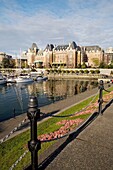 Das Empress Hotel vom Wasser aus; Victoria, British Columbia, Kanada