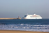 Ein großes Schiff in der Nähe eines Hafens