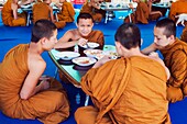 Essende buddhistische Mönche in Thailand