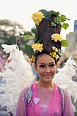 Frau mit aufwändiger Frisur auf dem Blumenfest, Chiang Mai, Thailand
