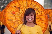Frau mit Sonnenschirm auf dem Blumenfest, Chiang Mai, Thailand