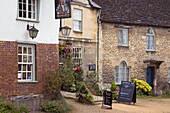 Außenansicht eines Gasthauses, Lacock, Cotswolds, Wiltshire, England