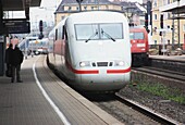 Zug hält am Bahnhof; Koblenz, Rheinland-Pfalz, Deutschland