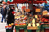 Obstmarktstand im Freien, Wiesbaden, Deutschland
