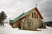 Außenansicht einer Kirche im Winter