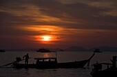 Boote bei Sonnenuntergang, Krabi, Thailand