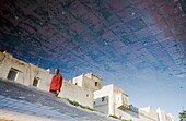 Abstrakt von Mann zu Fuß durch die Straßen von Essaouira, Marokko