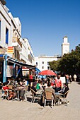 Menschen in einem Café auf dem Place Moulay Hassan, Essaouria, Marokko