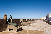 Menschen auf den Stadtmauern von Essaouira, Marokko