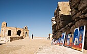 An die Stadtmauer gelehnte Gemälde, Essaouira, Marokko