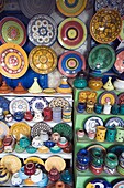Souvenir-Keramik in einem Geschäft, Essaouira, Marokko