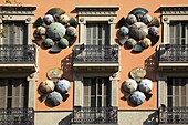 Wanddekoration mit Regenschirm, La Rambla; Barcelona, Spanien
