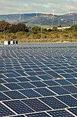 Sonnenkollektoren und Windturbinen, San Roque, Cádiz, Spanien